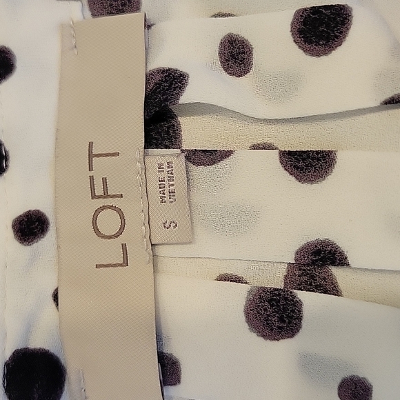 Loft black and white spotted sleeveless blouse.  Size is Small - Picture 7 of 8